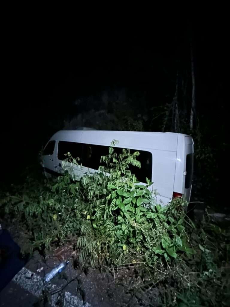 Vuelca una camioneta en la que viajaba“El Costeño”; tripulantes salvaron la vida