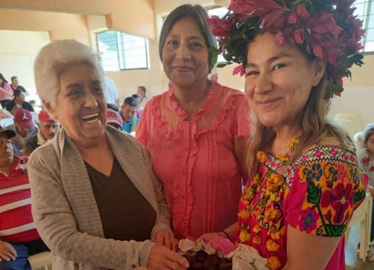 Se suman y refrendaron su apoyo a Sayonara Vargas en Huazalingo Se suman y refrendaron su apoyo a Sayonara Vargas en Huazalingo