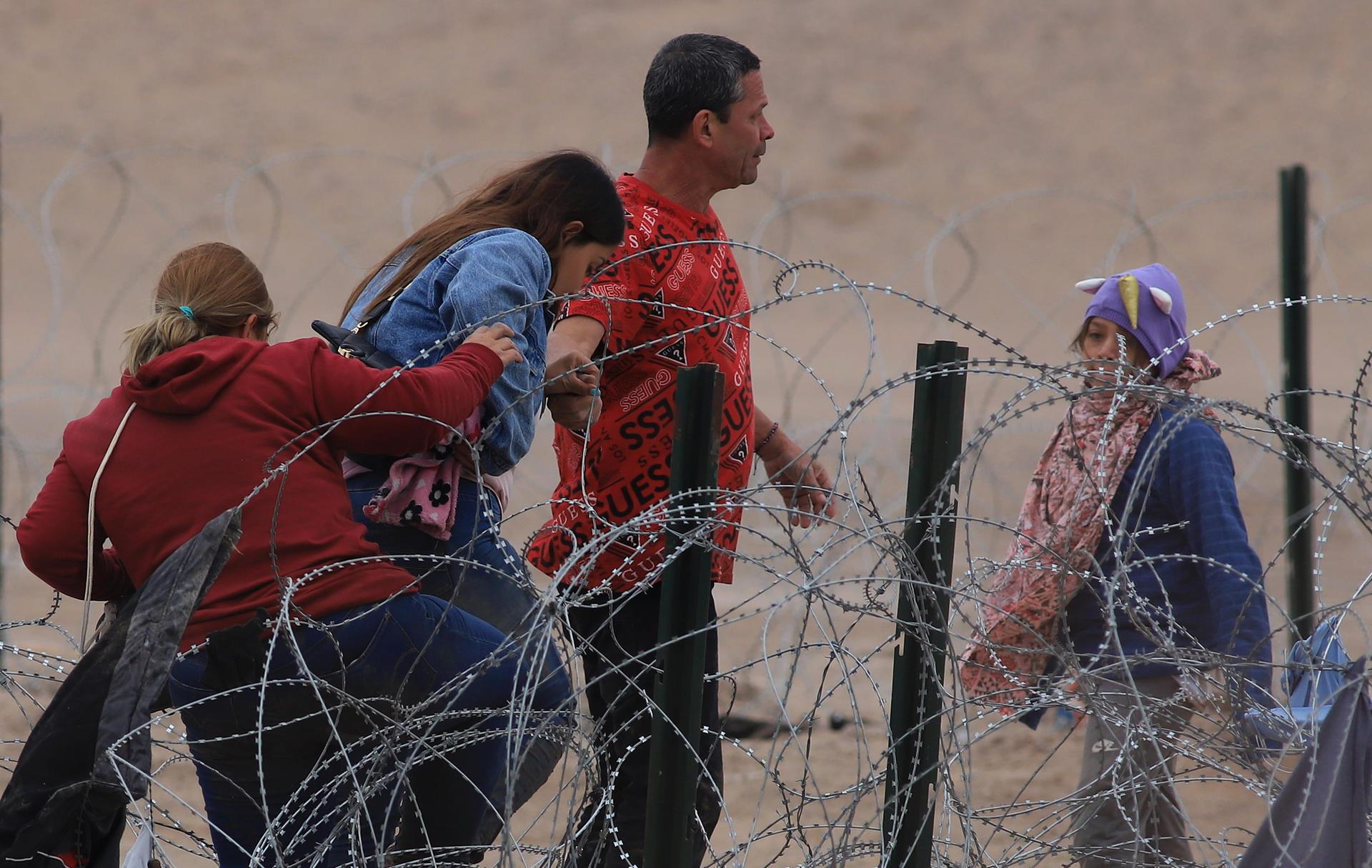 Migrantes en la frontera de México denuncian que Texas elevó su cerco de púas a 3 metros