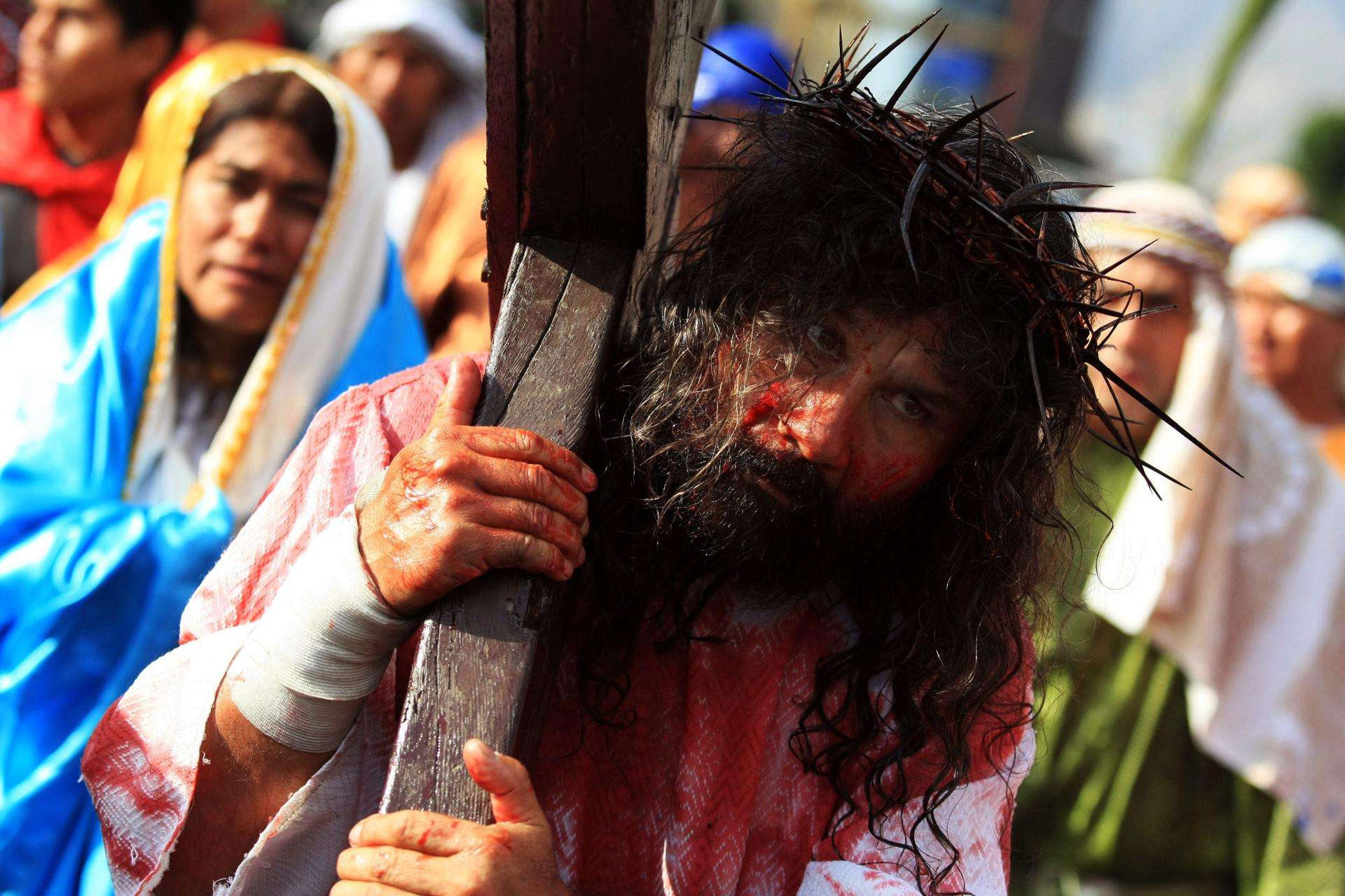 El “Cristo Cholo” recorre las calles de Lima seguido por cientos de fieles católicos