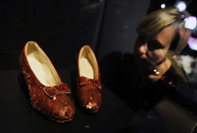 Unos zapatos rojos que usó Judy Garland en ‘El mago de Oz’ irán de gira y serán subastados