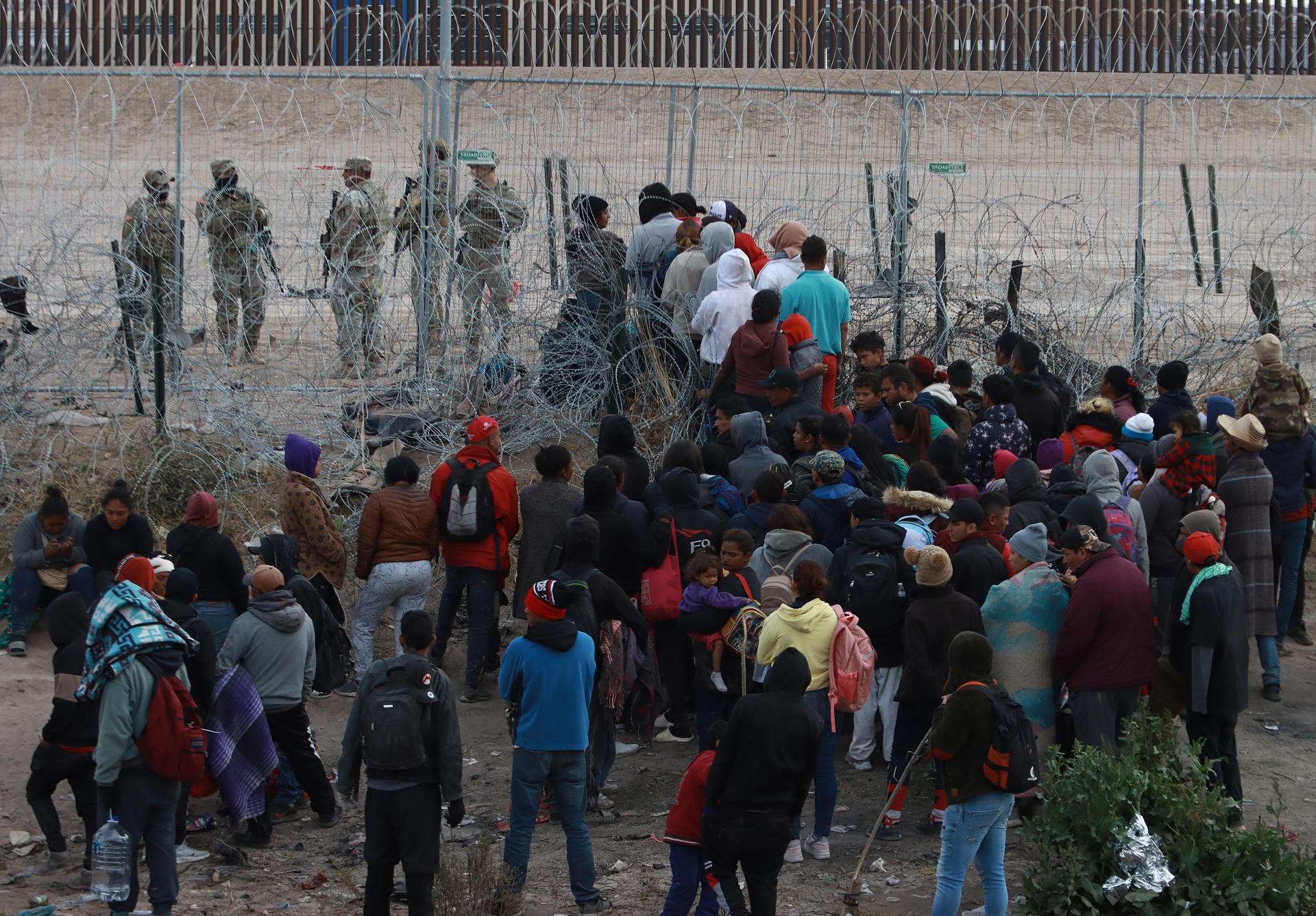 Migrantes acampan en la frontera de México entre el caos generado por la ley SB4 de Texas