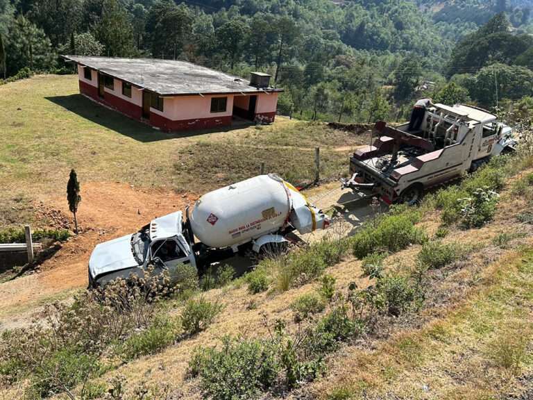 Vuelca pipa de gas en Tulancingo