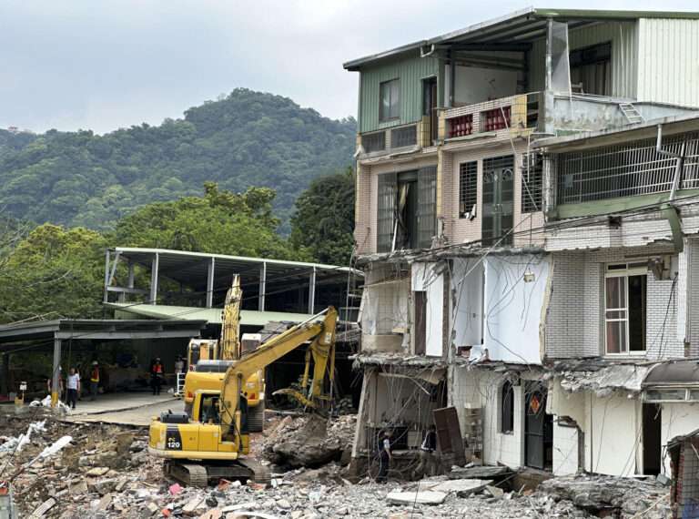 Taiwán mantiene búsqueda de más de 600 personas atrapadas o desaparecidas tras el sismo