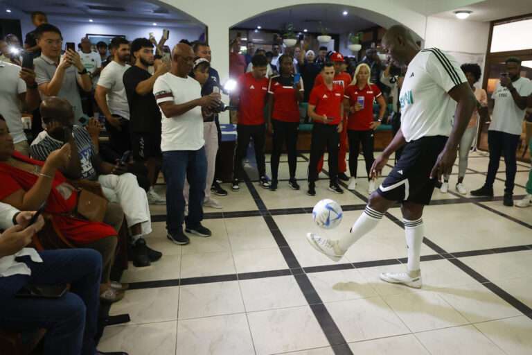 El cubano Erick Hernández rompe el récord Guinness al dominar un balón por más de 12 horas