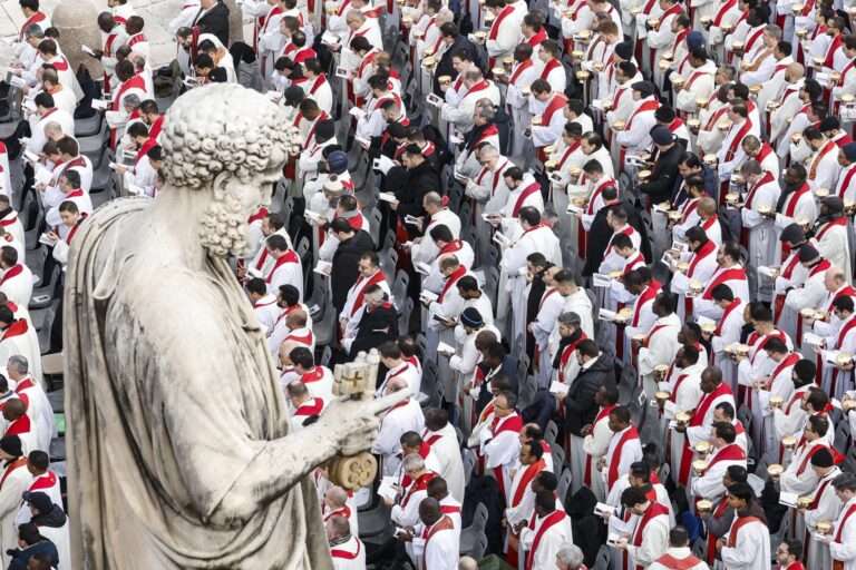 Francisco revela que ha cambiado el funeral de los papas y el cuerpo no será expuesto