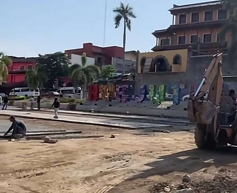 En marcha la instalación del “Pisal” en la plaza principal de Huejutla; hay enojo por los árboles que quitaron