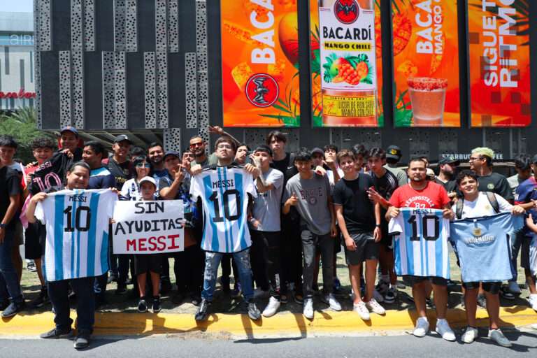 Cientos de mexicanos ovacionan a Messi a su llegada a Monterrey