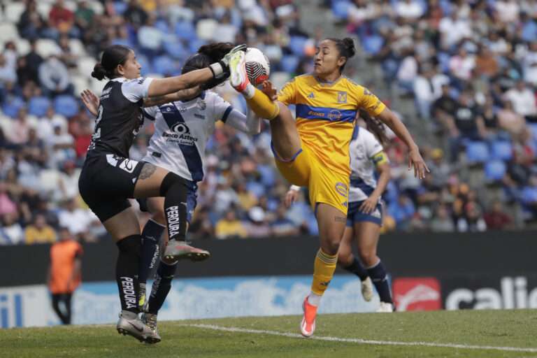 El Tigres golea al Puebla y sigue como líder invicto