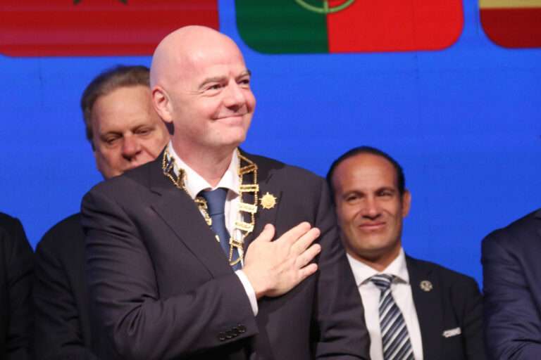 Infantino anticipa que la FIFA abordará en su congreso en Bangkok el problema del racismo 