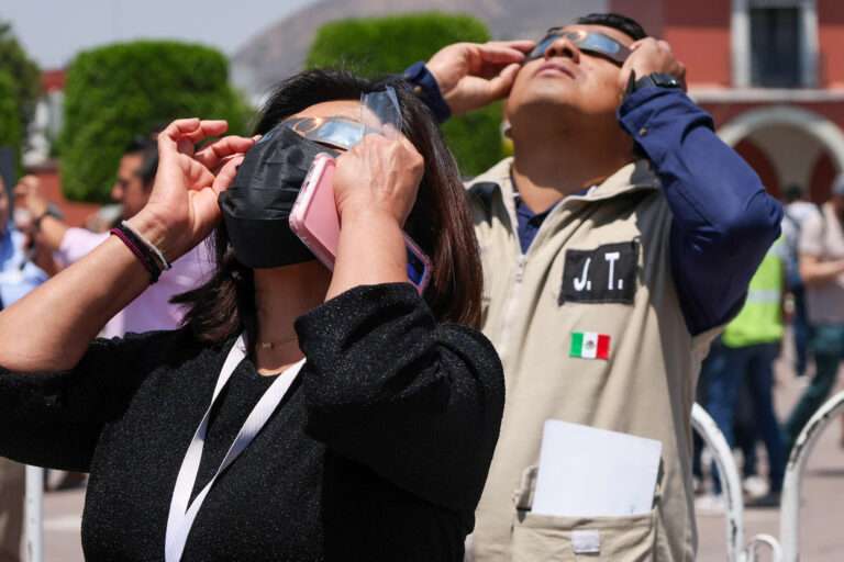 Hidalguenses pudieron observar el eclipse en  Plaza Juárez 