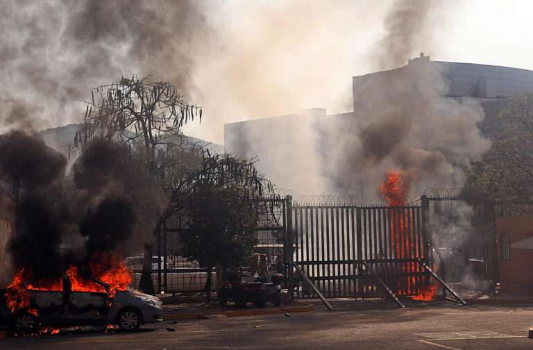 Estudiantes de Ayotzinapa, vandalizan oficinas 