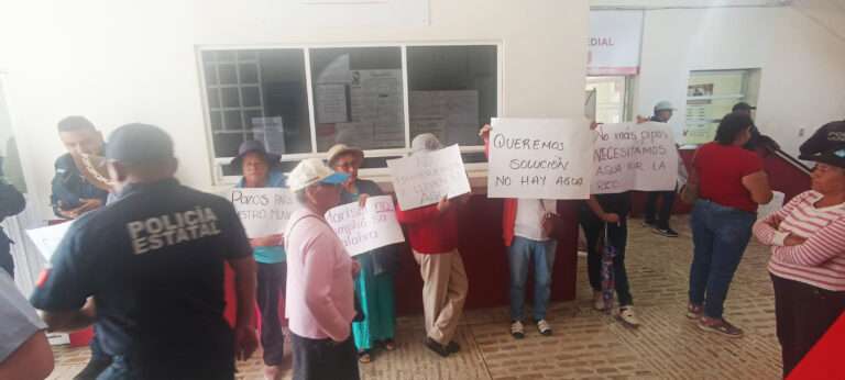 Por falta de agua, colonos se manifiestan en presidencia