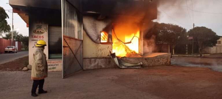 Se incendia bodega de materias primas en Acatlán