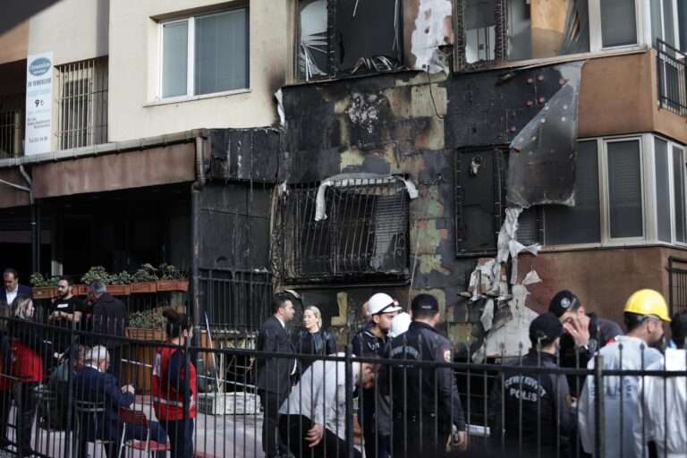 Mueren 29 trabajadores en una discoteca turca incendiada durante unas obras sin licencia