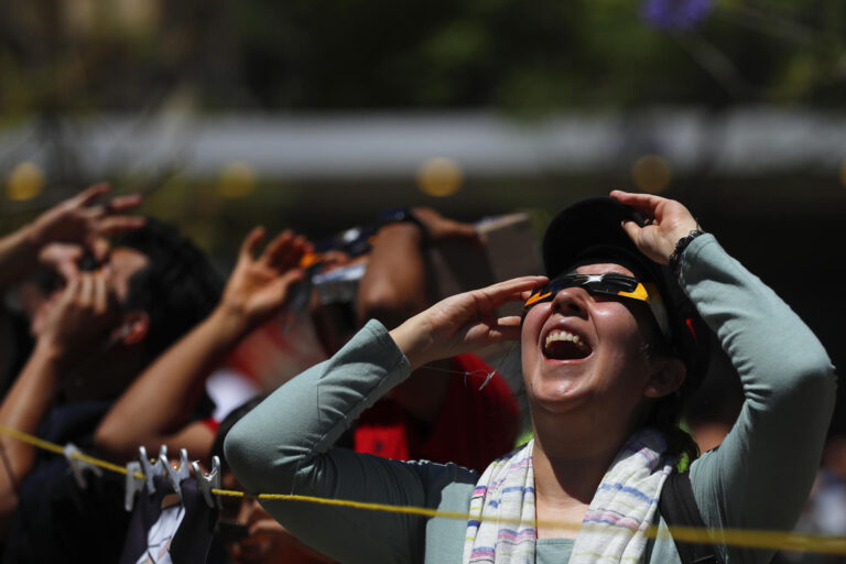 Millones presencian el histórico eclipse solar