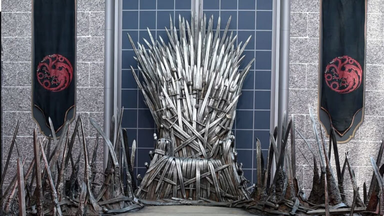 Subastan réplica del Trono de Hierro de Games of Thrones 
