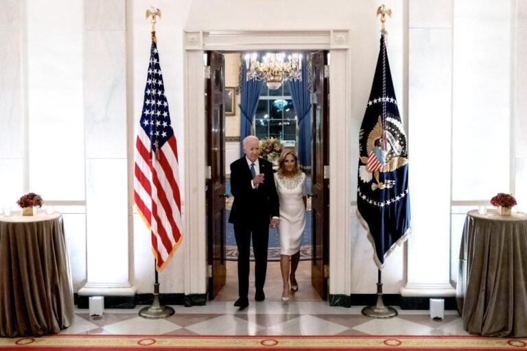 Biden condecora a Queen Latifah, Eva Longoria y, a título póstumo, a Selena Quintanilla