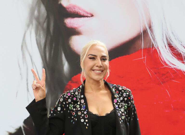 Mónica Naranjo regresa a México, donde anhela que en el futuro “termine todo”