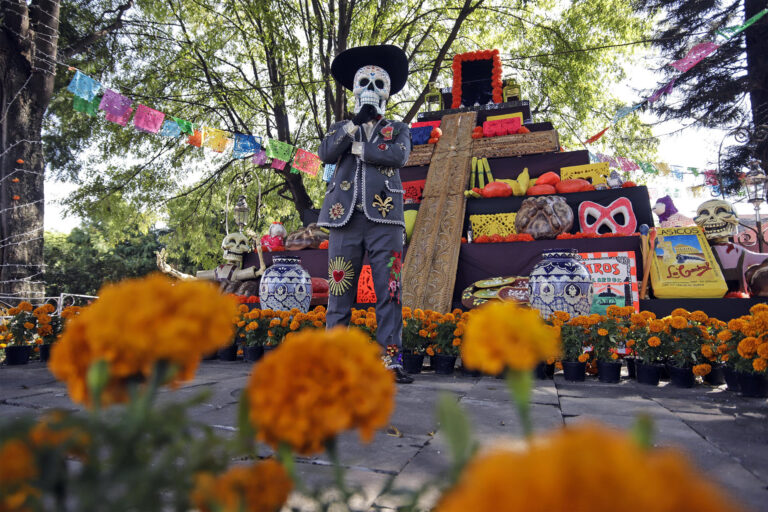 Mexicanos colocan enormes altares para celebrar el Día de Muertos