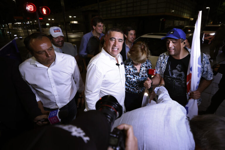 La derecha le arrebata la emblemática alcaldía de Santiago al oficialismo