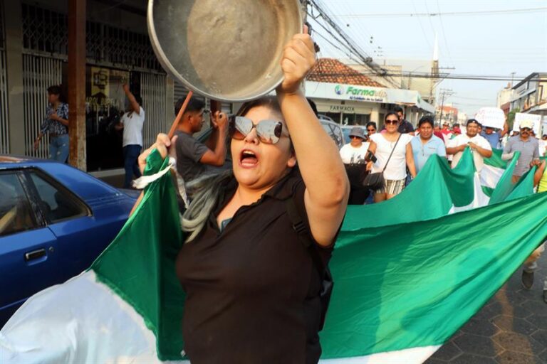 Sectores de la mayor región boliviana protestan contra la inflación con cacerolas vacías