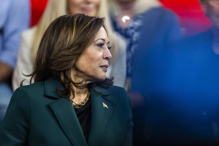 Harris echa mano de policía latino herido en ataque al Capitolio para anuncio de campaña