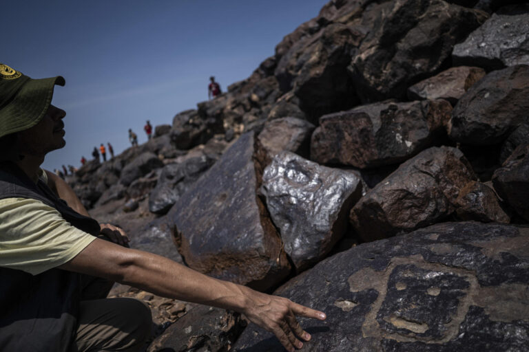 La extrema sequía en la Amazonía brasileña vuelve a revelar grabados rupestres milenarios