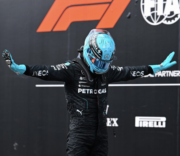 Russell lidera unos accidentados libres en México; los jóvenes piden paso