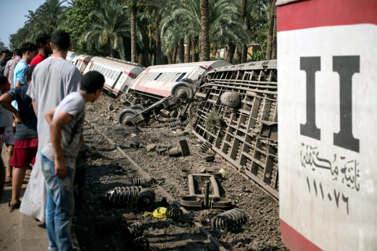 Al menos 20 heridos en choque entre dos trenes en el sur de Egipto