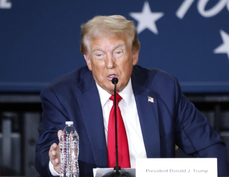 Trump se declara el «padre de la fecundación in vitro» en un evento con mujeres