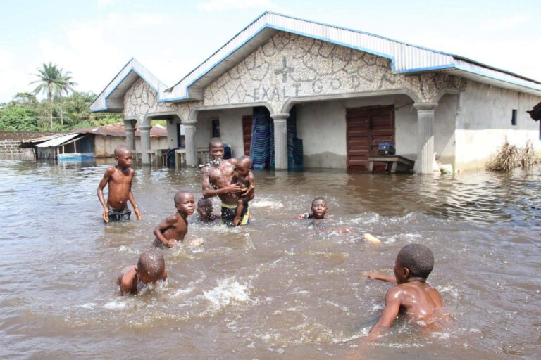 Unos diez millones de niños sin escuela por graves inundaciones en cuatro países de África