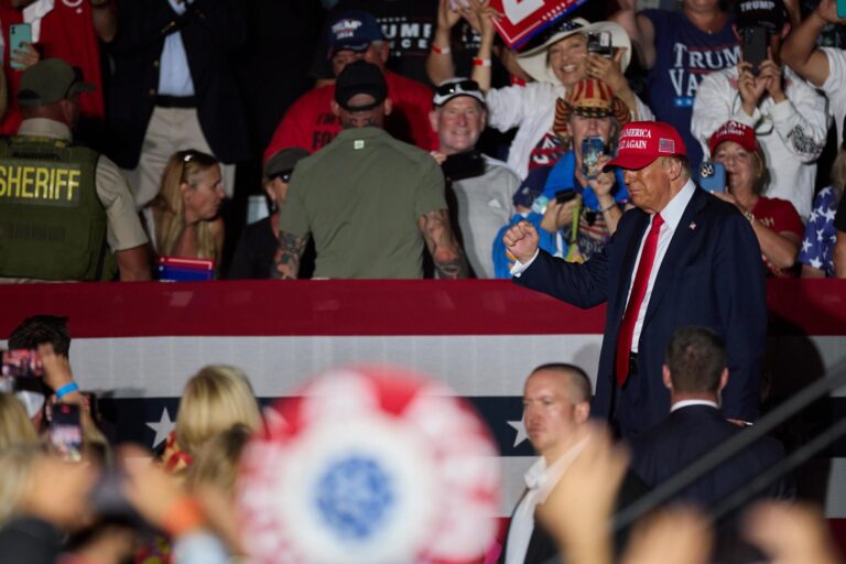 Autoridades identifican a un hombre armado que «planeaba» asesinar a Trump en California