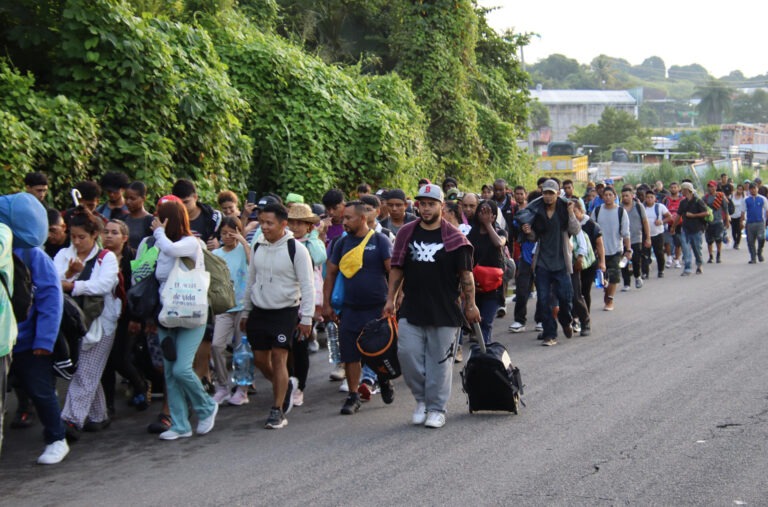 Una caravana de migrantes sale desde el sur de México por la falta de empleo y seguridad