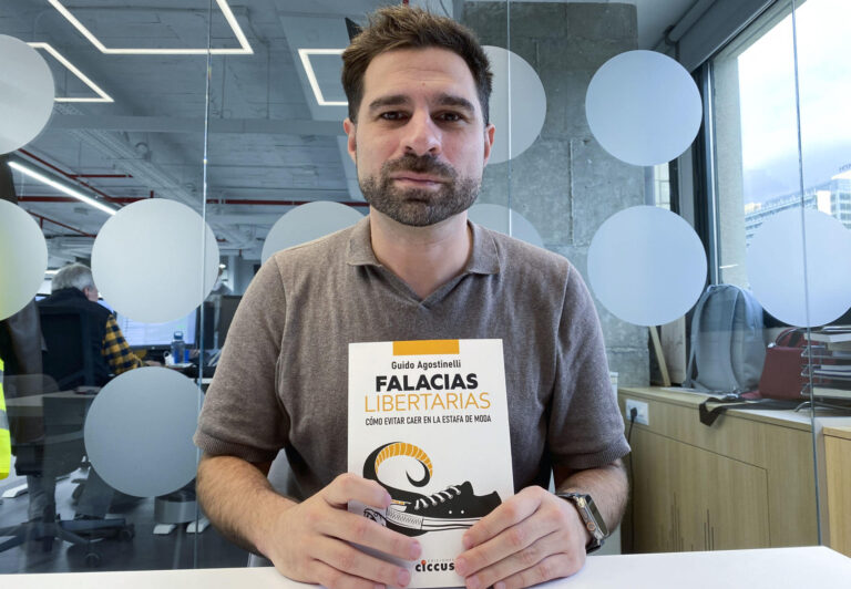 Milei está llevando a Argentina a una crisis similar a 2001, advierte economista argentino