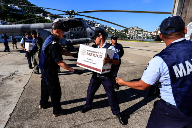 Damnificados por huracán John en sur de México empiezan a recibir despensas del Gobierno
