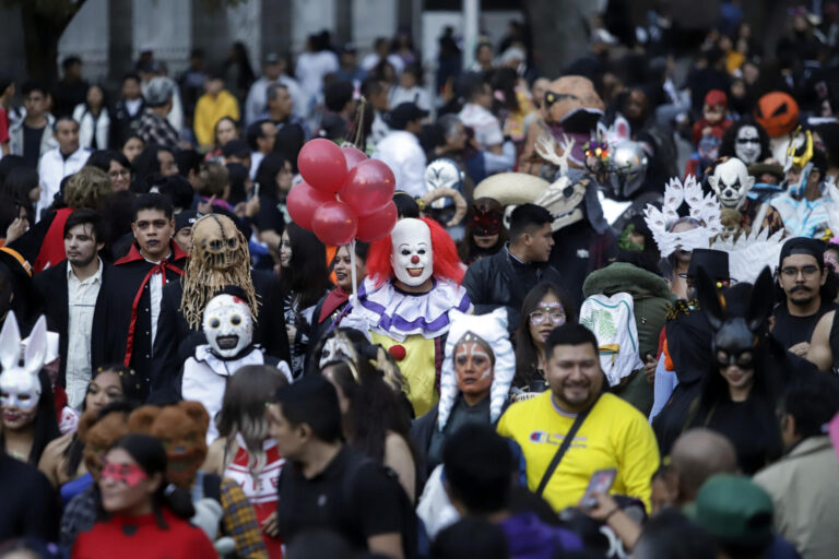 Personajes de terror invaden las calles de Puebla