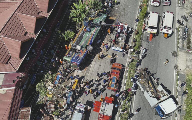 12 muertos y 25 heridos tras volcar un autobús 