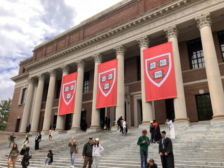 Trump evalúa un nuevo recorte para Harvard