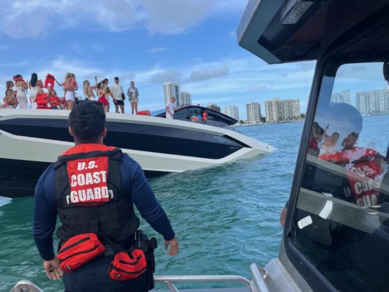 Investigan el hundimiento de un yate en Miami sin víctimas