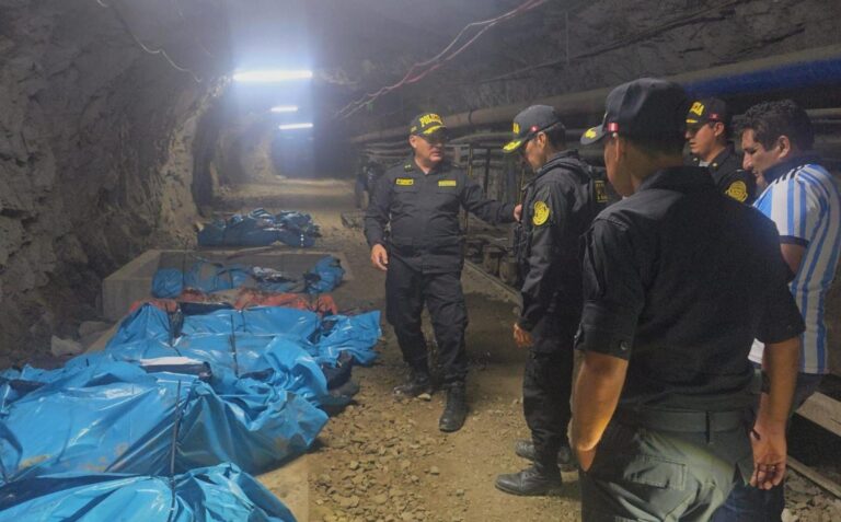 Decretan toque de queda por 13 mineros asesinados