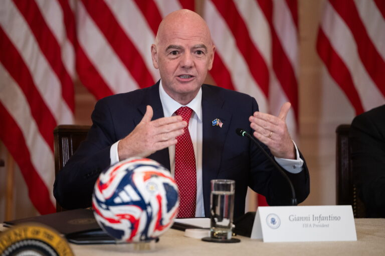 Infantino garantiza que las distancias o el césped no serán un problema de cara al Mundial