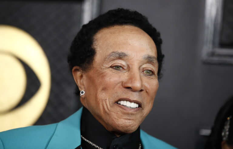 Acusan a Smokey Robinson de agresión sexual