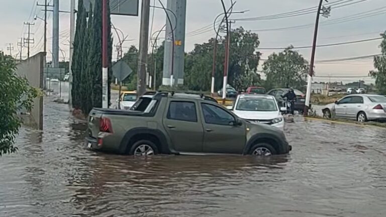 Autoridades coordinan auxilio a afectados en casas y carreteras