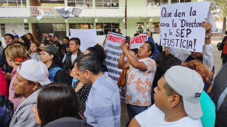 Padres de familia protestan en la Secundaria 7 de Pachuca, por la muerte de un alumno
