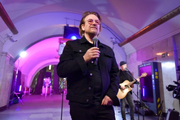 El cantante de U2, Bono celebra su 65 cumpleaños