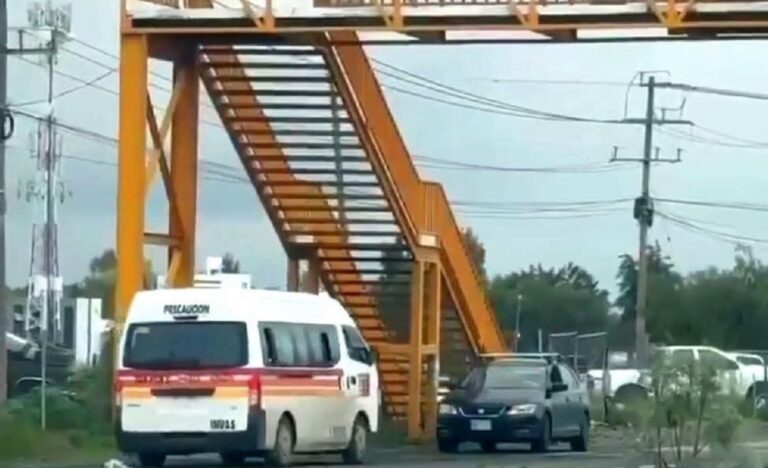 Unidad de transporte público es captada circulando en sentido contrario