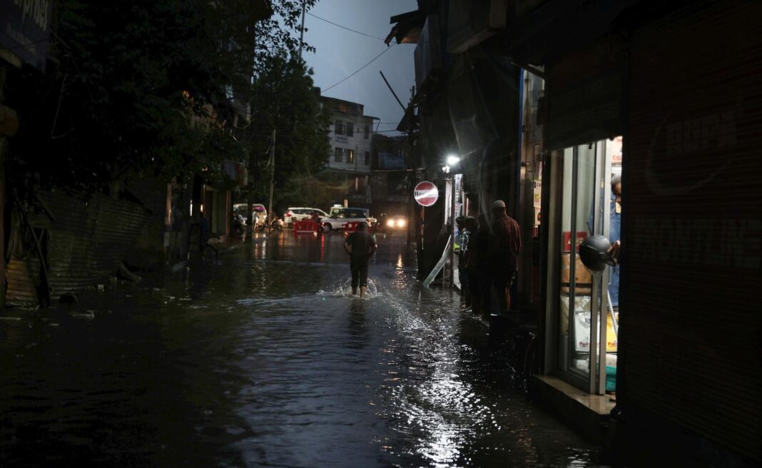 Al menos tres muertos y alerta roja por lluvias intensas en el norte de la India