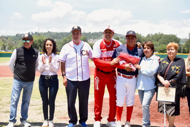 Inauguración del nuevo campo de béisbol en El Carmen