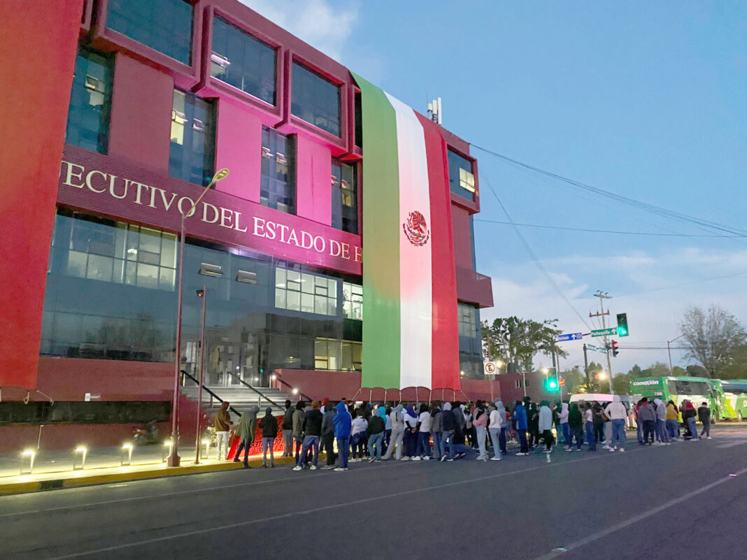 Exigen estudiantes de “El Mexe” cumplimiento a demandas estatales